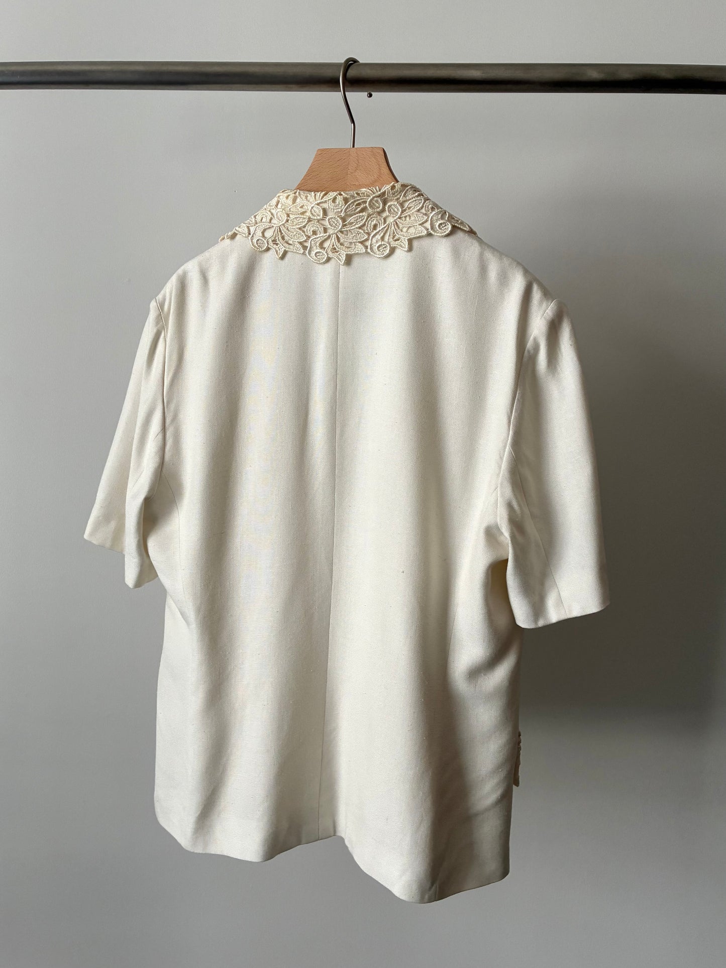 Lace design half sleeve jacket