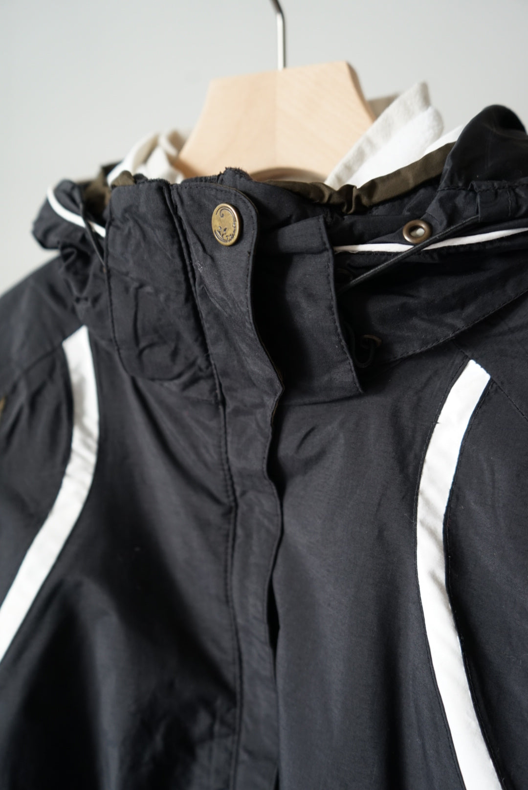 Line design fooded jacket