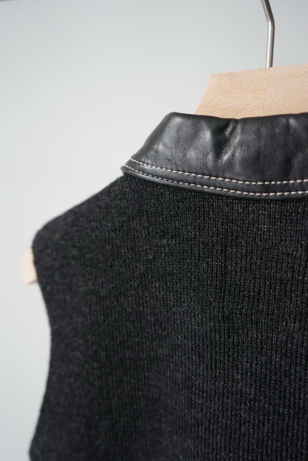 LEATHER KNIT SWITCHING VEST