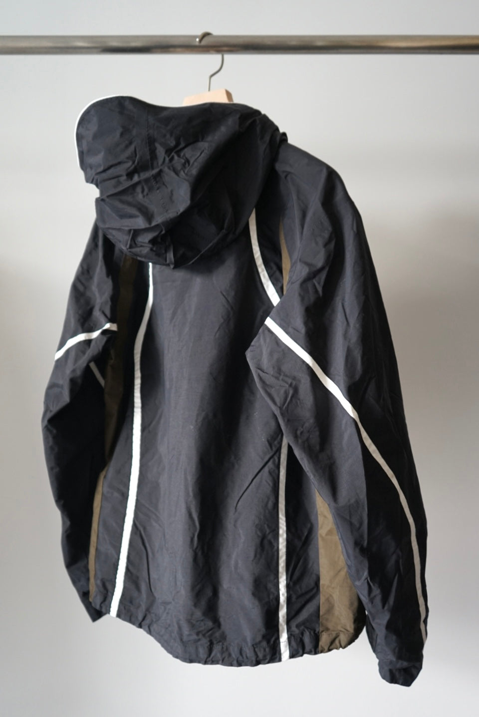 Line design fooded jacket