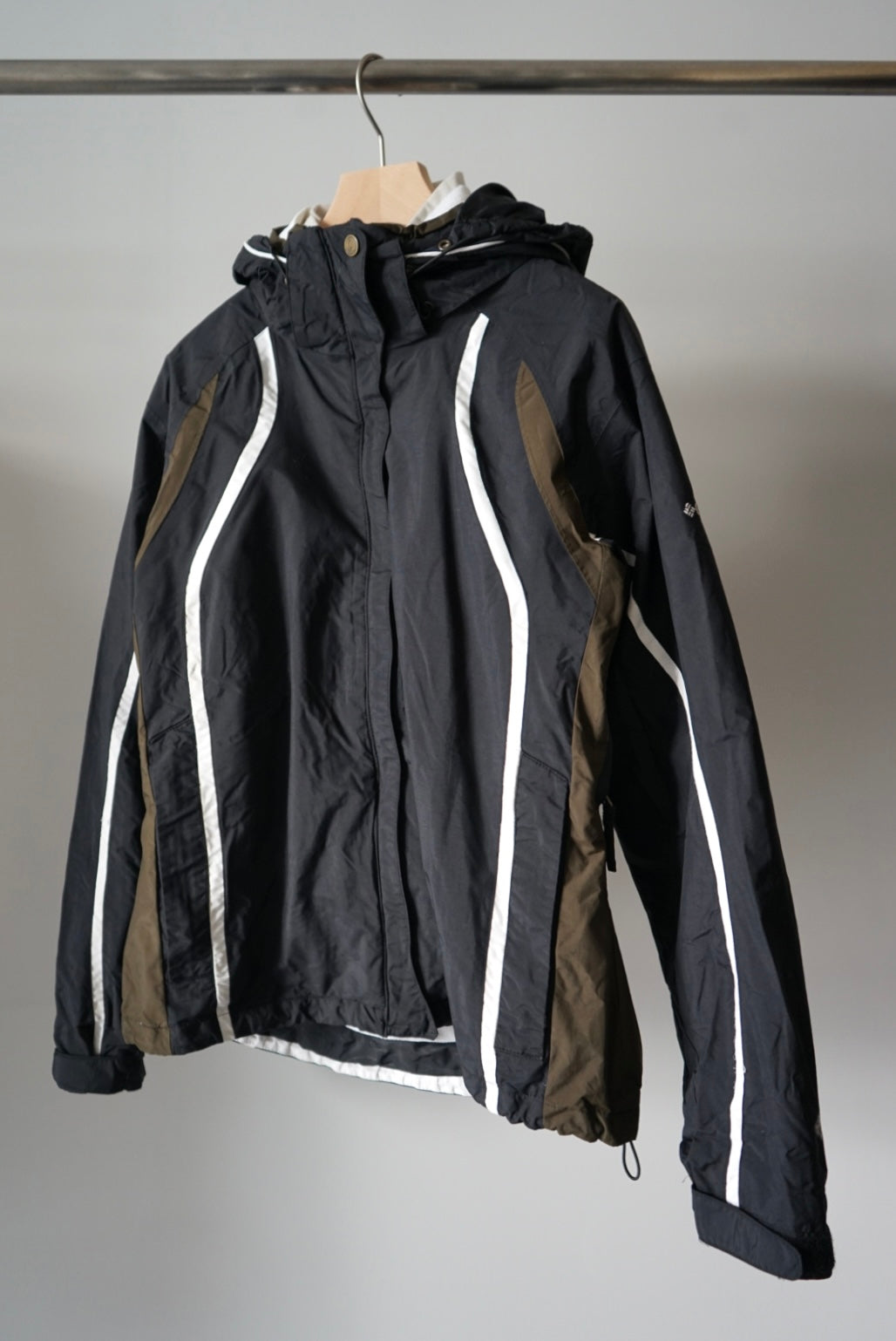 Line design fooded jacket