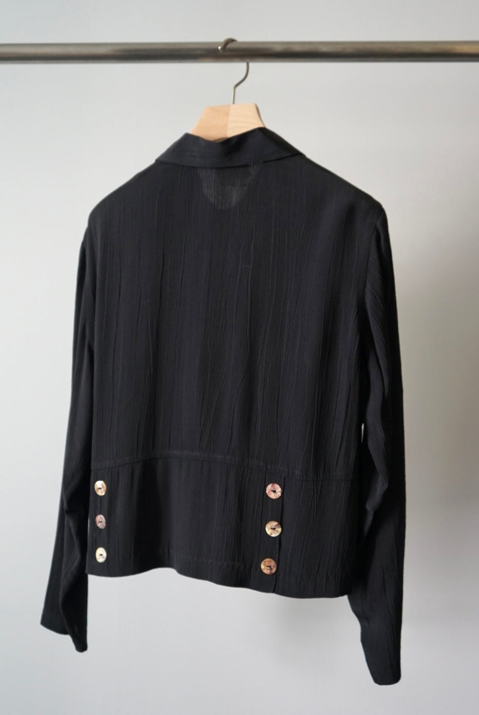 Round collar shirt jacket with shell buttons