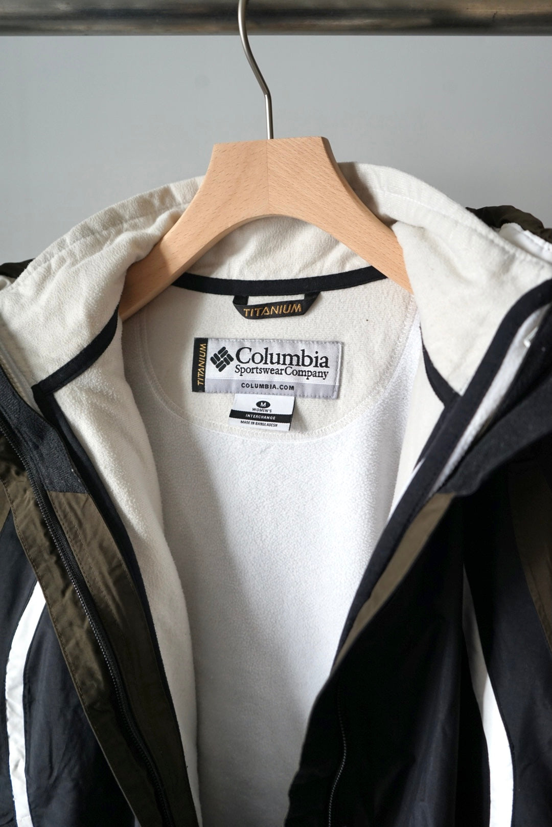 Line design fooded jacket