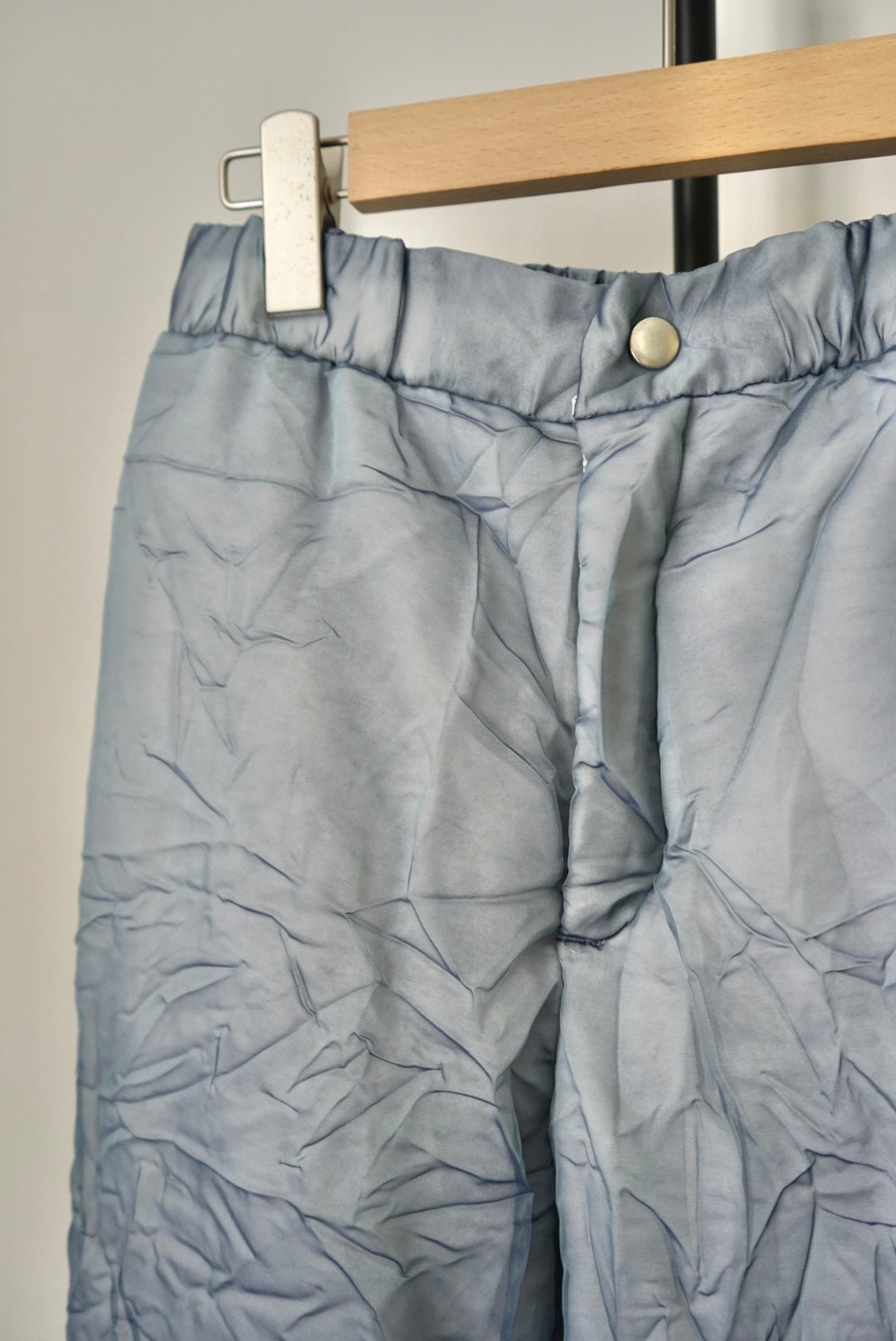 【DSCHUNGEL.】Crinkled organza padded pants -navy × dark top gray-