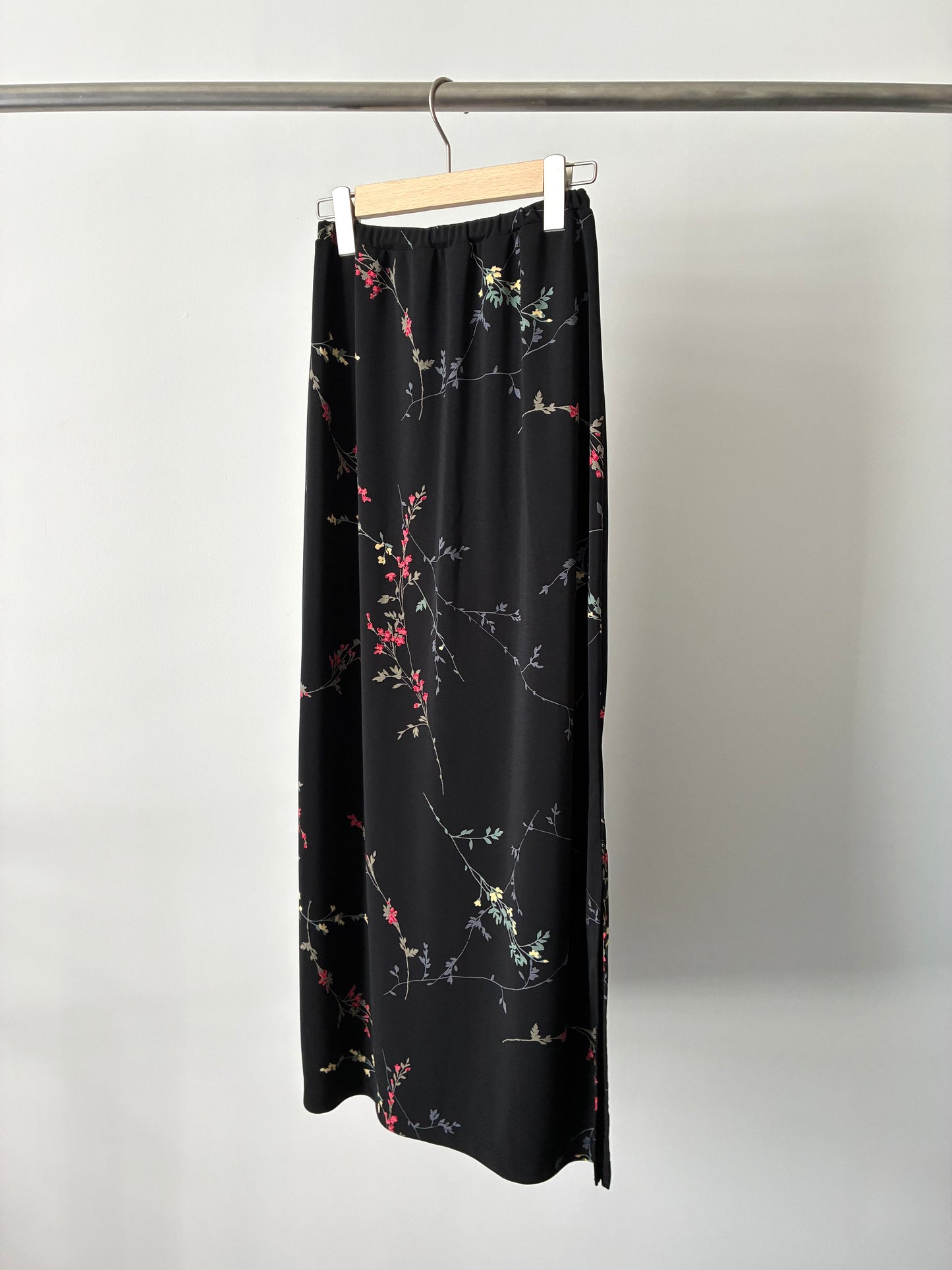 Flower poly long skirt with slit