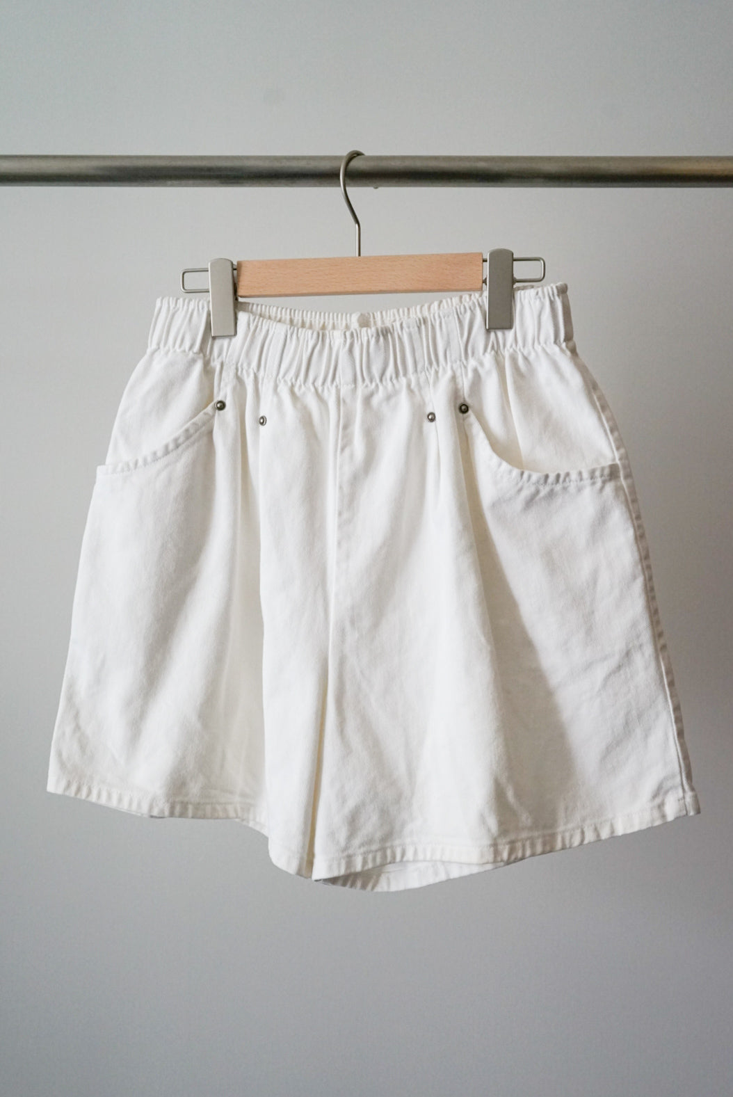 White easy short pant