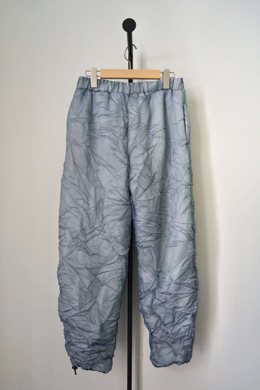 【DSCHUNGEL.】Crinkled organza padded pants -navy × dark top gray-