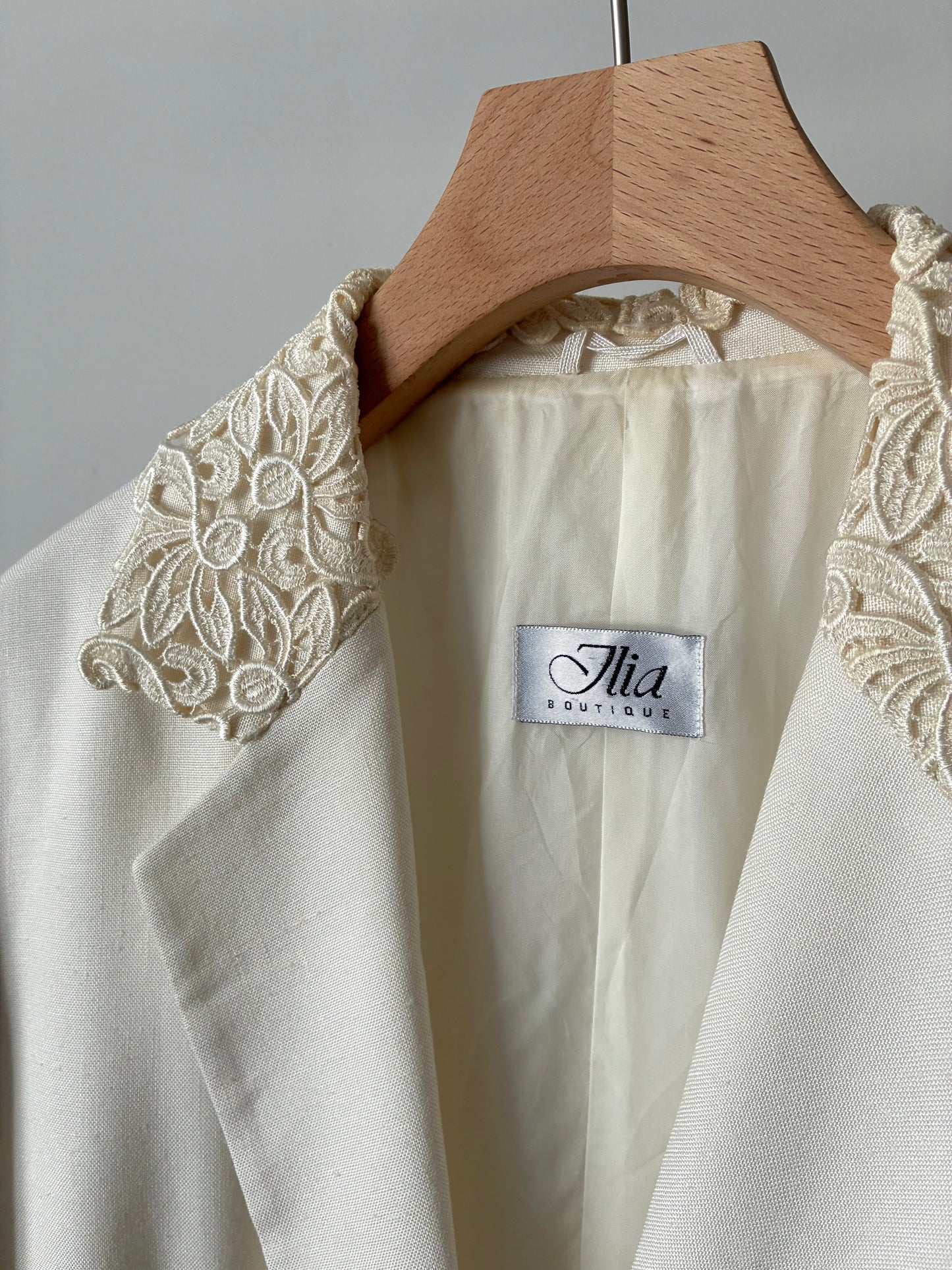Lace design half sleeve jacket