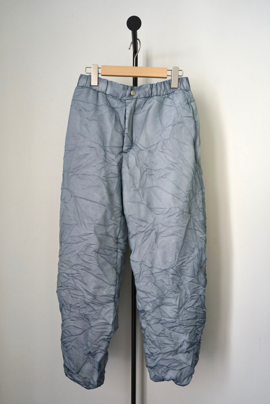 【DSCHUNGEL.】Crinkled organza padded pants -navy × dark top gray-