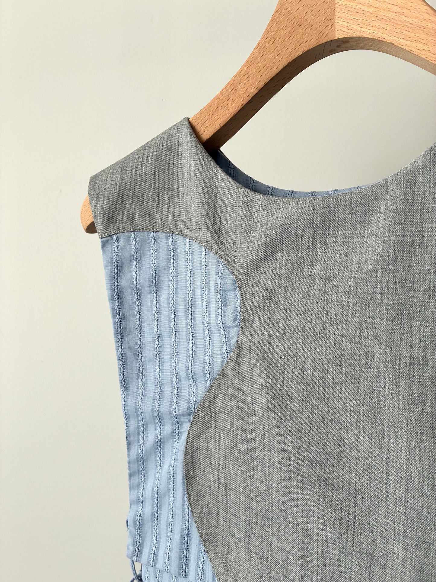 "LOOT" wave layered vest