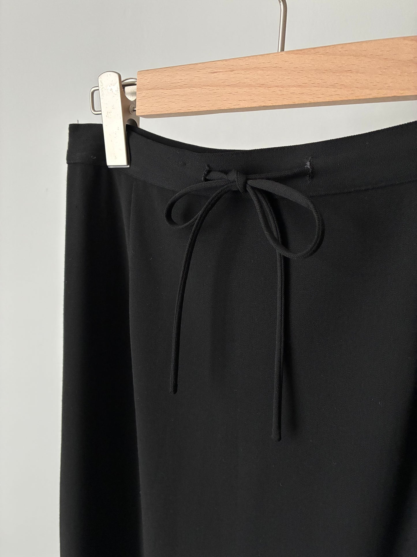 Back slit easy skirt