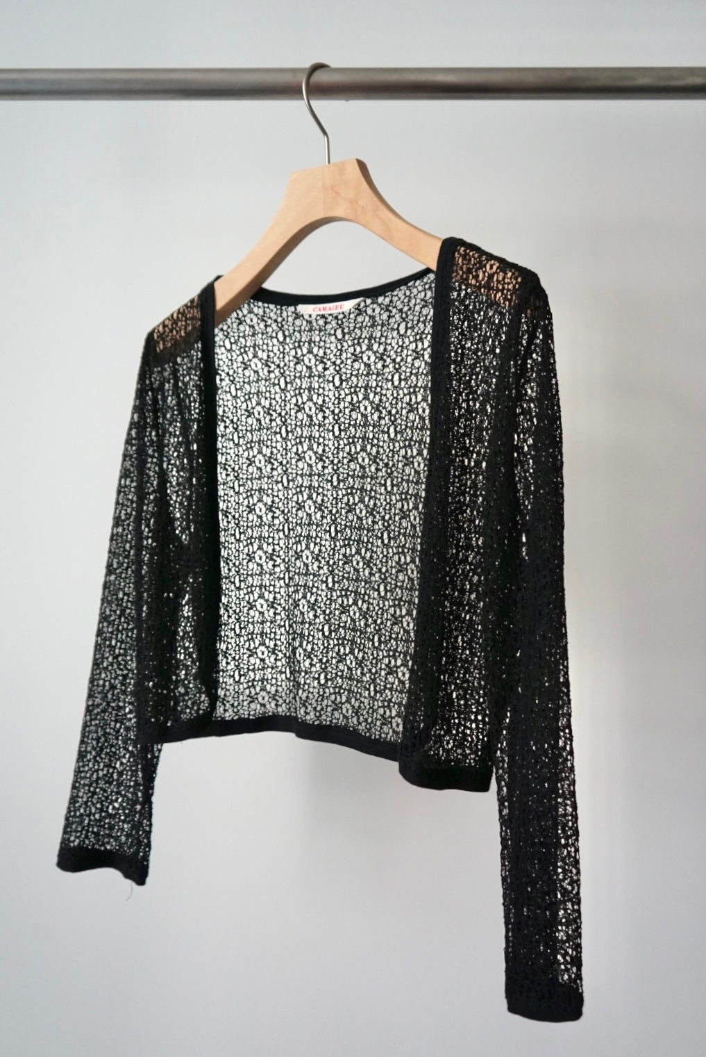 Buttonless lace cardigan