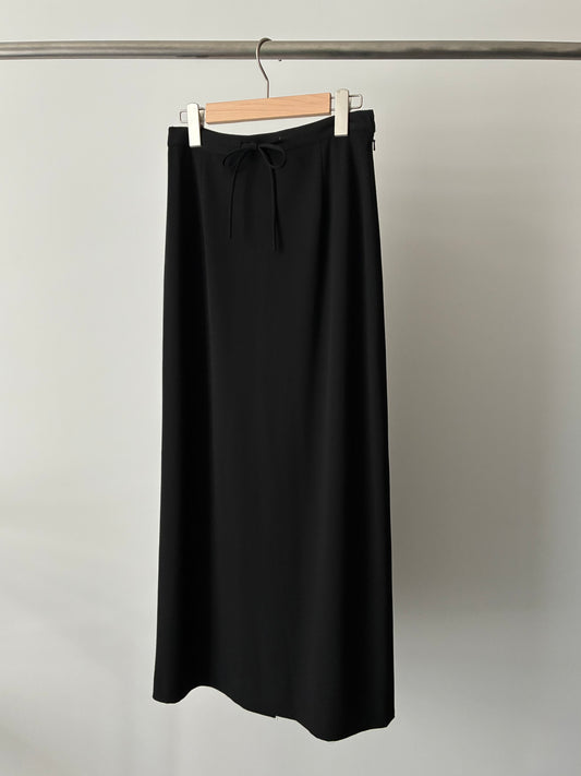 Back slit easy skirt