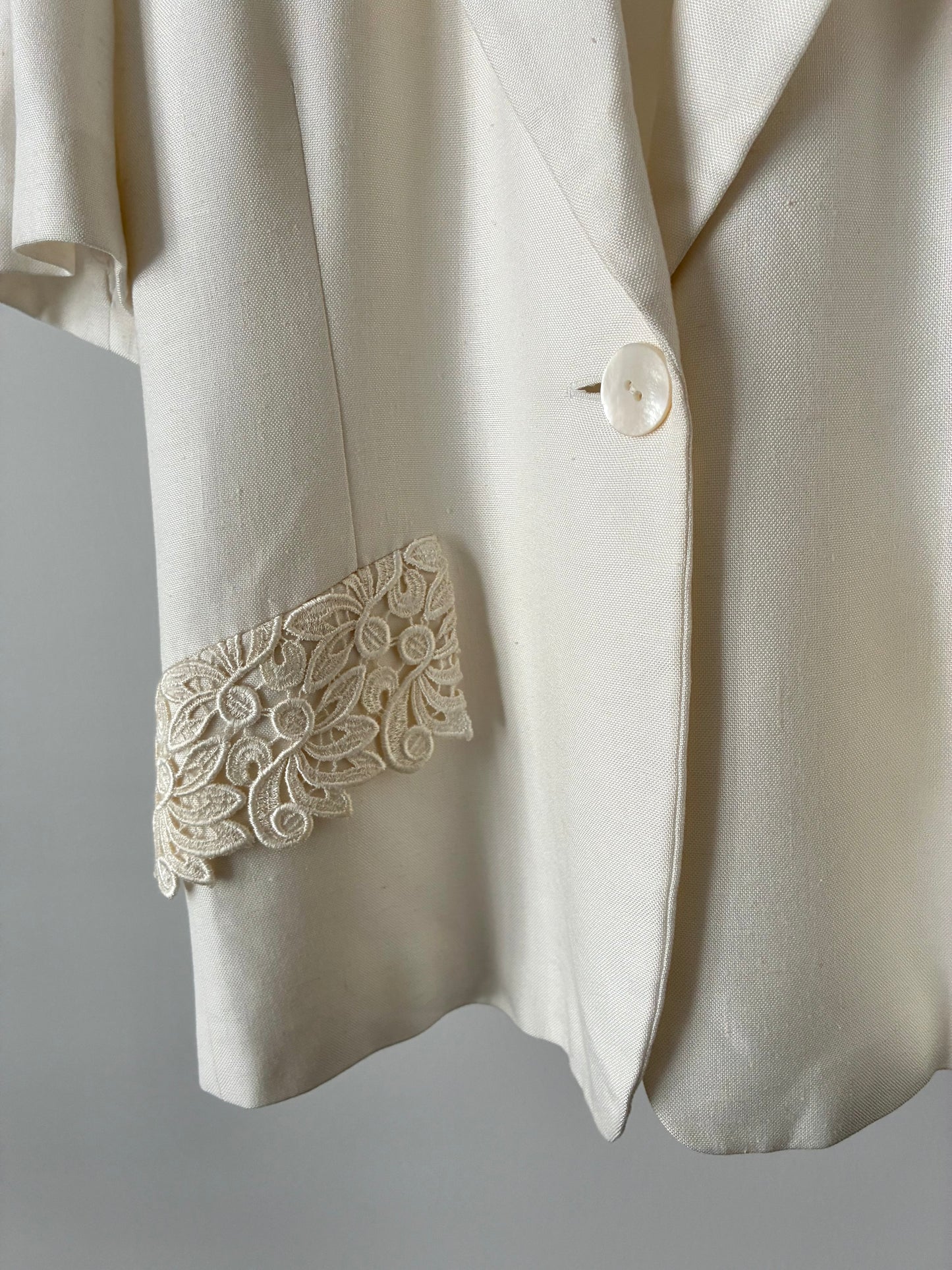 Lace design half sleeve jacket