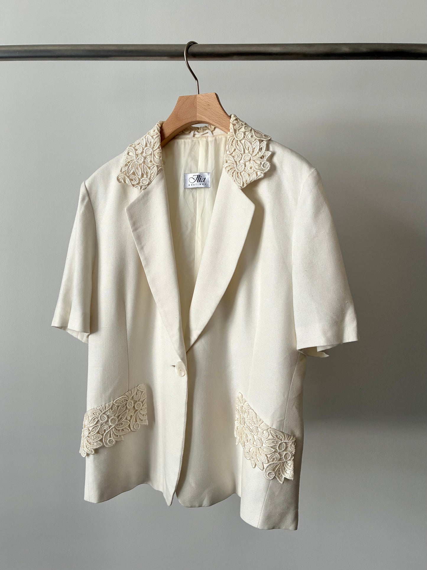 Lace design half sleeve jacket