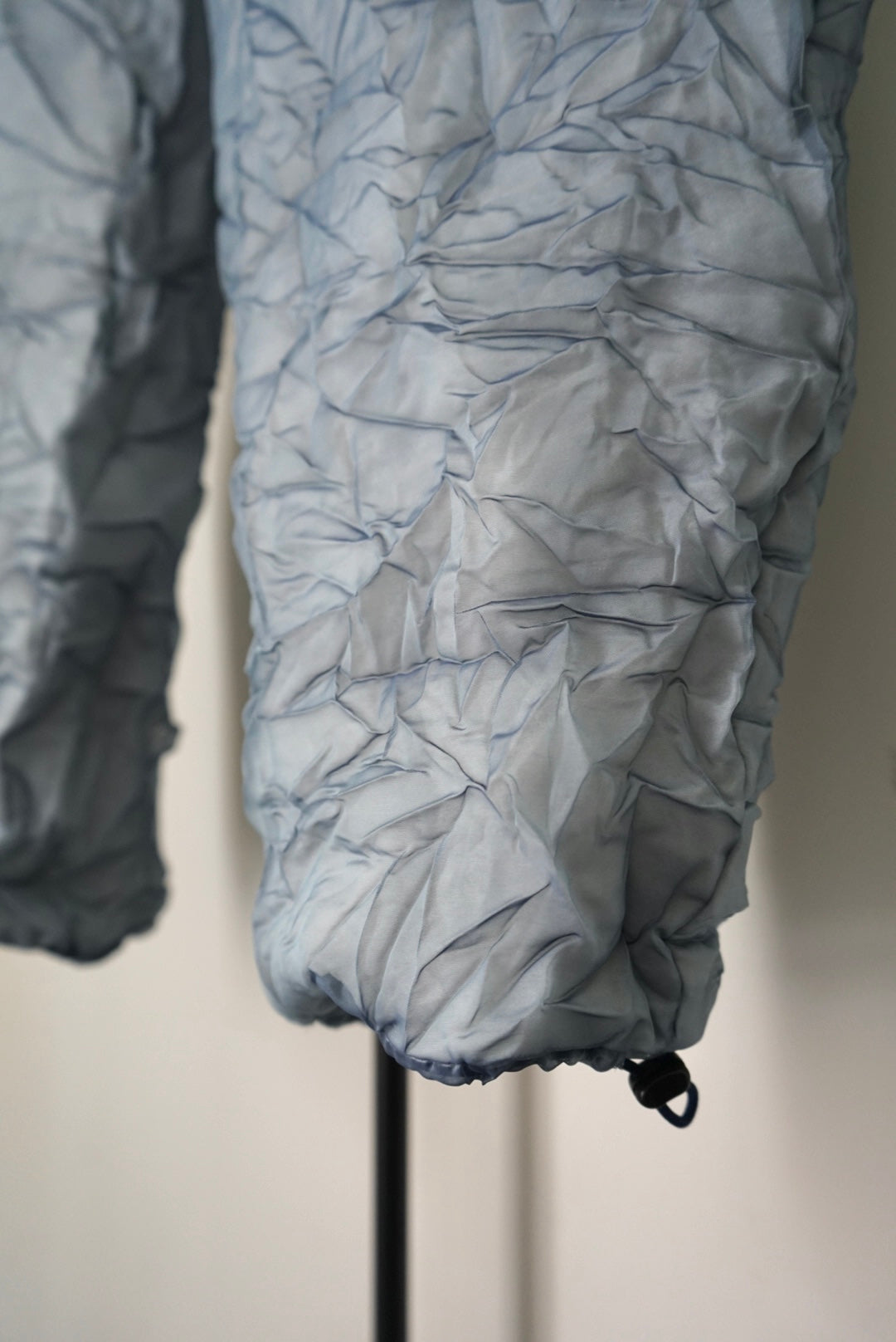 【DSCHUNGEL.】Crinkled organza padded pants -navy × dark top gray-