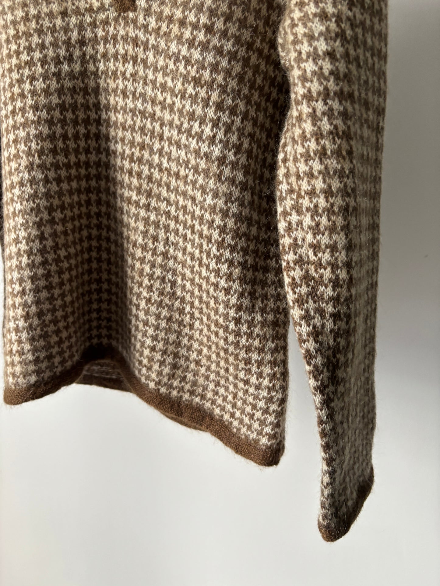 Houndstooth design knit