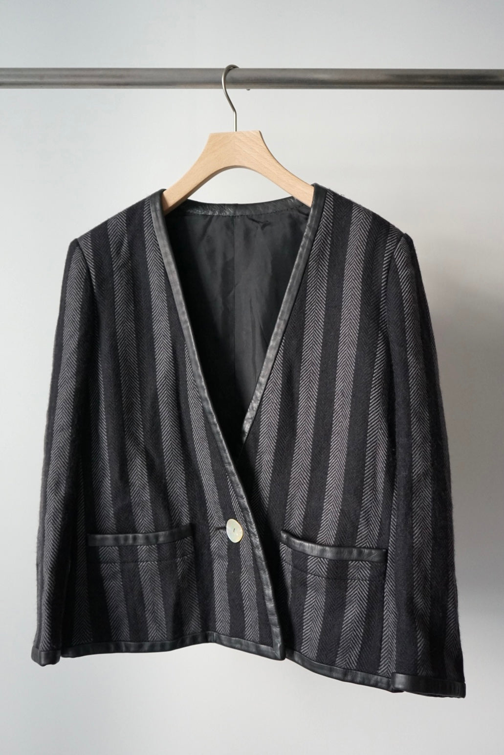 Stripe collarless design jacket