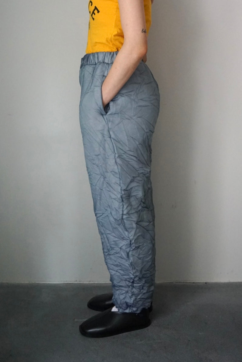 【DSCHUNGEL.】Crinkled organza padded pants -navy × dark top gray-