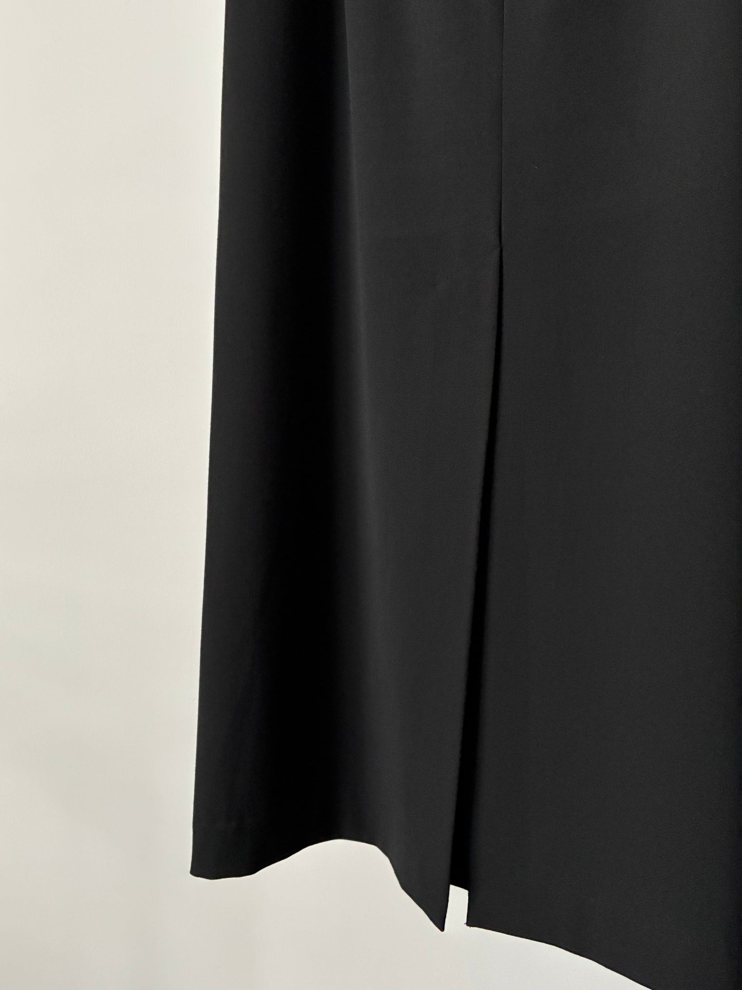 Back slit easy skirt
