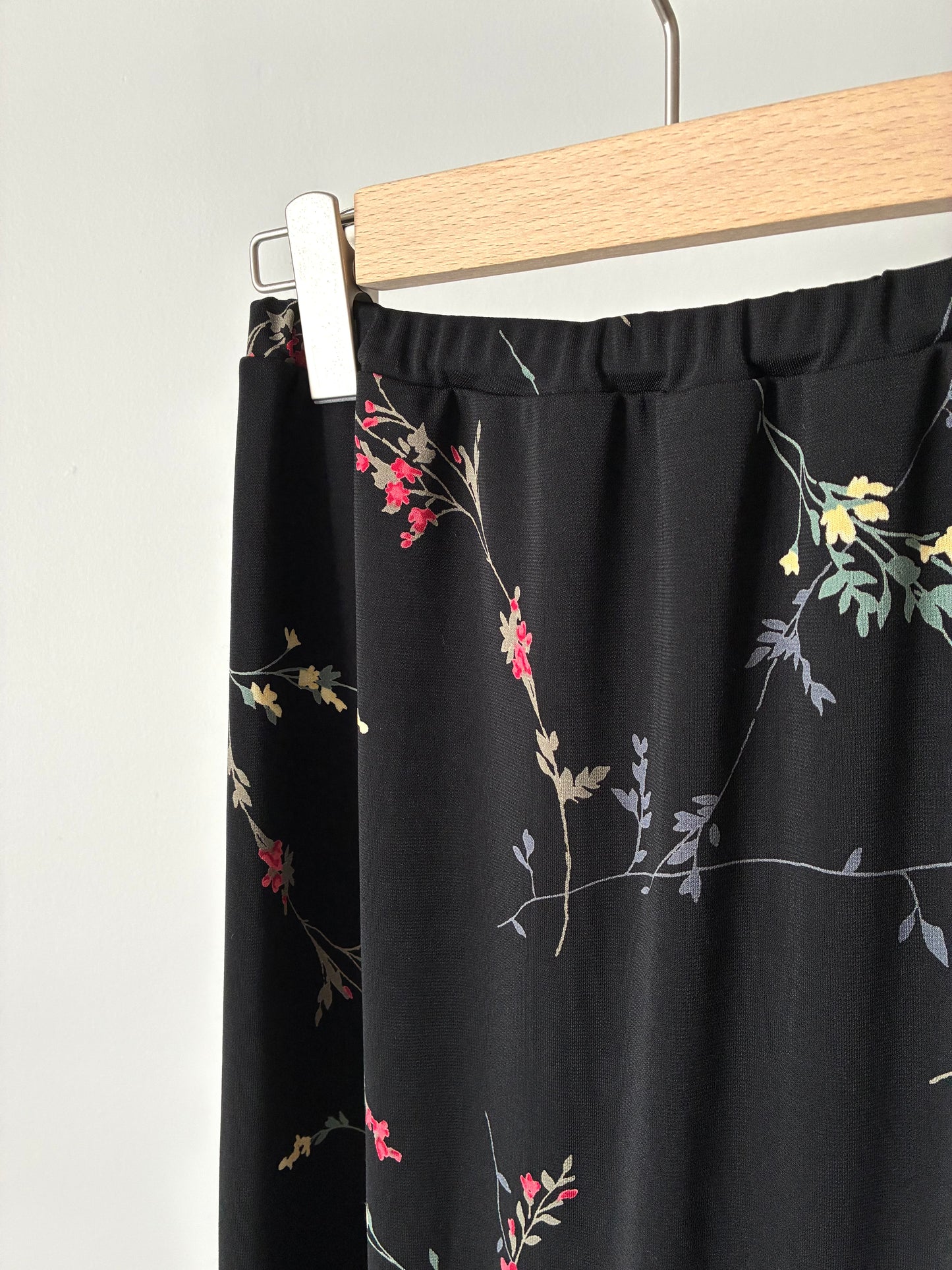 Flower poly long skirt with slit