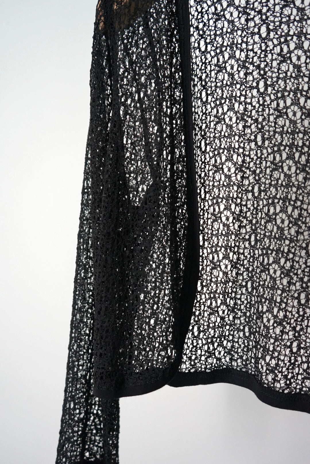 Buttonless lace cardigan