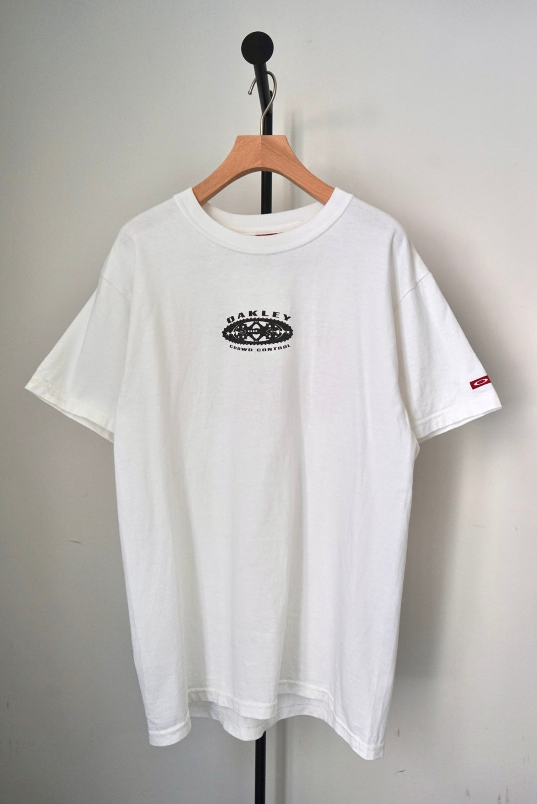 90's "OAKLEY crowd control" tee