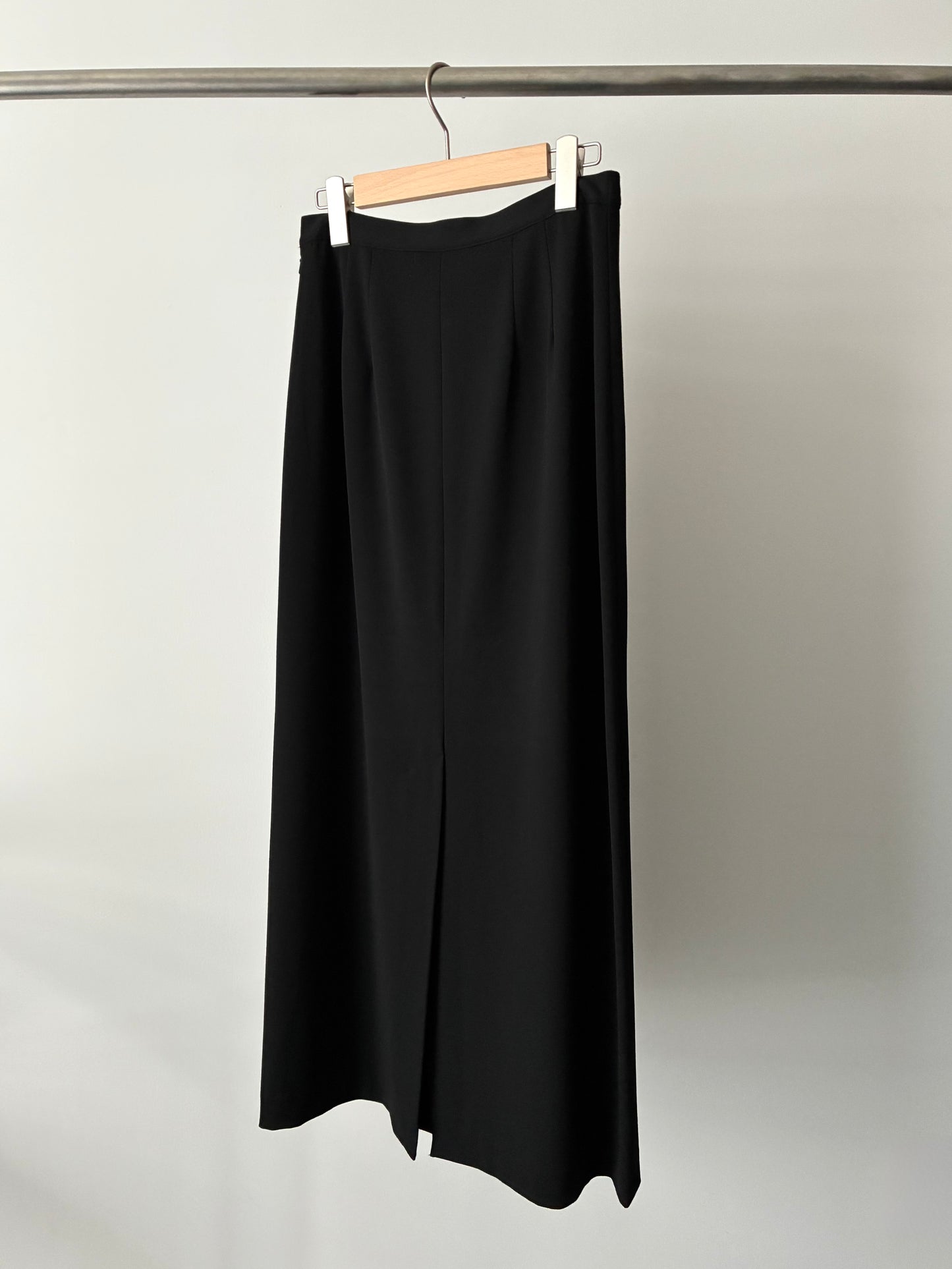 Back slit easy skirt