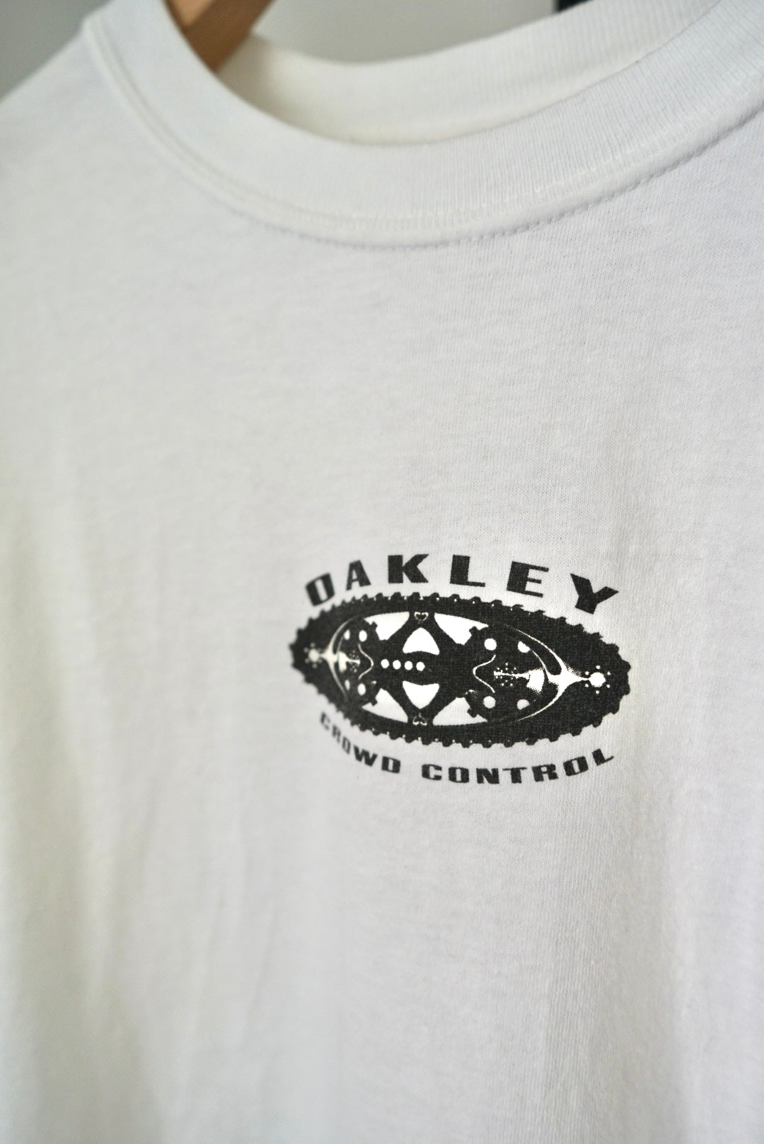 90's "OAKLEY crowd control" tee