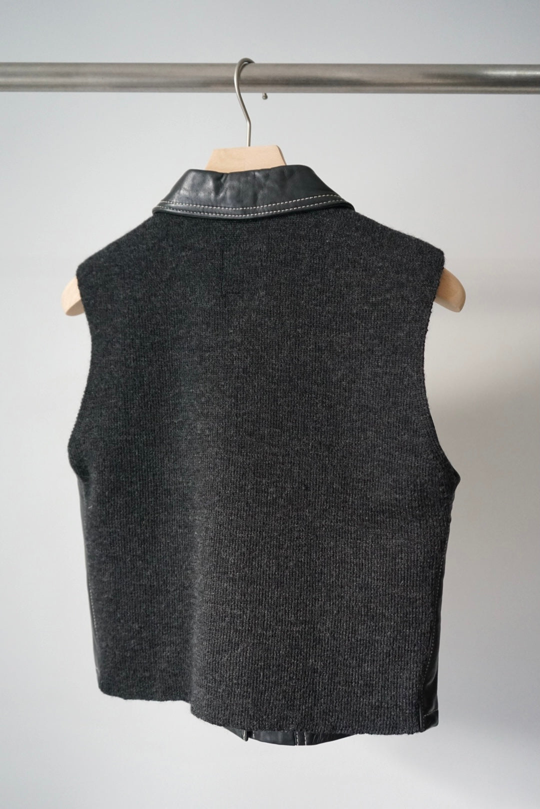LEATHER KNIT SWITCHING VEST